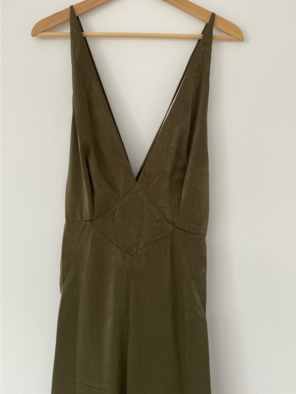 Hommage Olive Green V-Neck Women's V-neck Jumpsuit. Size Large. NWOT.